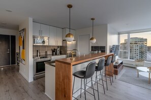 Een koelkast, een microgolfoven, een oven, een kookplaat
