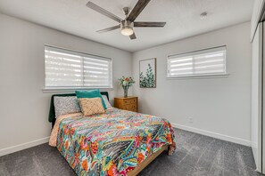 5 habitaciones, escritorio y tabla de planchar con plancha 