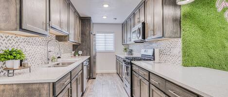 Een koelkast, een microgolfoven, een oven, een kookplaat