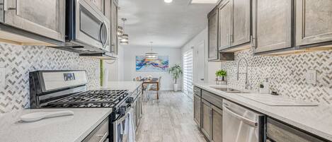 Kühlschrank, Mikrowelle, Ofen, Herdplatte