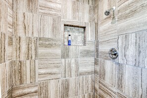 Ensemble douche/baignoire, sèche-cheveux, serviettes fournies, savon