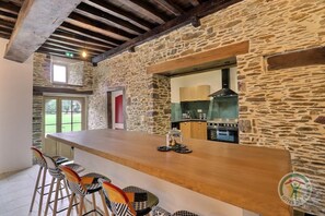 Réfrigérateur, micro-ondes, plaque de cuisson, lave-vaisselle