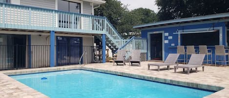 Utomhuspool och uppvärmd pool