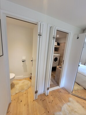 Dusch, hårtork, handdukar och tvål