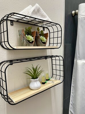 Regadera, regadera tipo lluvia, toallas, jabón