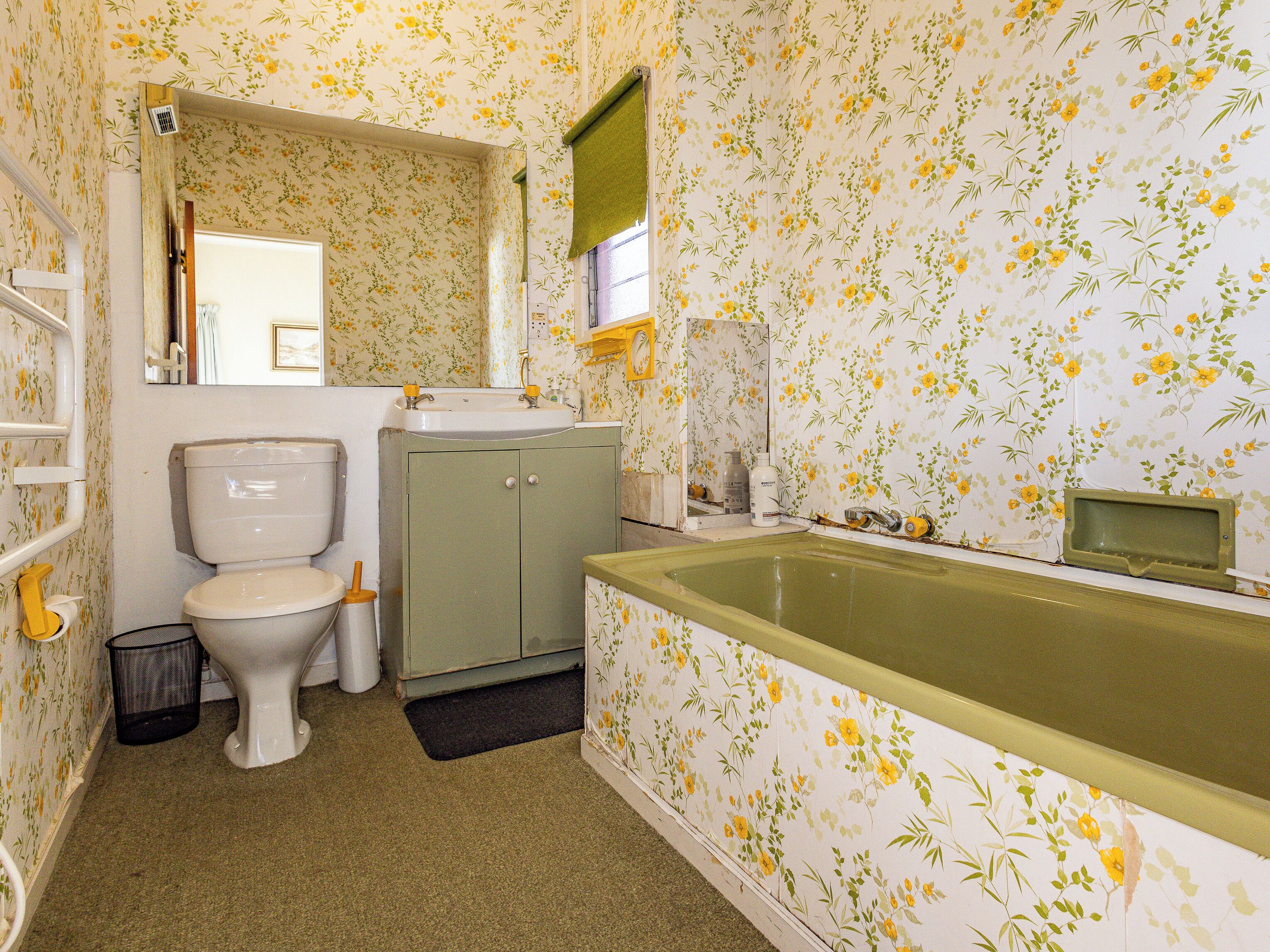 A bathroom with a toilet, sink, and bathtub.