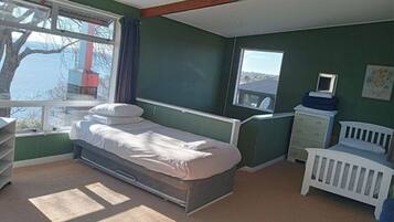 4 bedrooms, iron/ironing board, WiFi, bed sheets