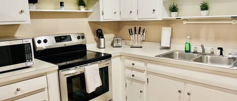 Frigorifero, microonde, forno, piano cottura