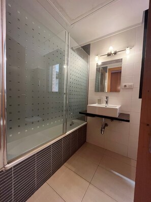 Douche, serviettes fournies, papier toilette