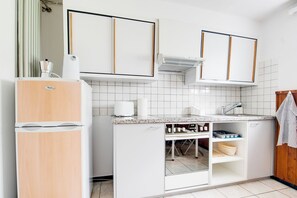 Cafeteira/chaleira, geladeira, fogão, cooktop