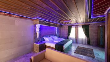 Chambre Lune de Miel, baignoire à jets, vue vallée | Draps en coton égyptien, literie de qualité supérieure