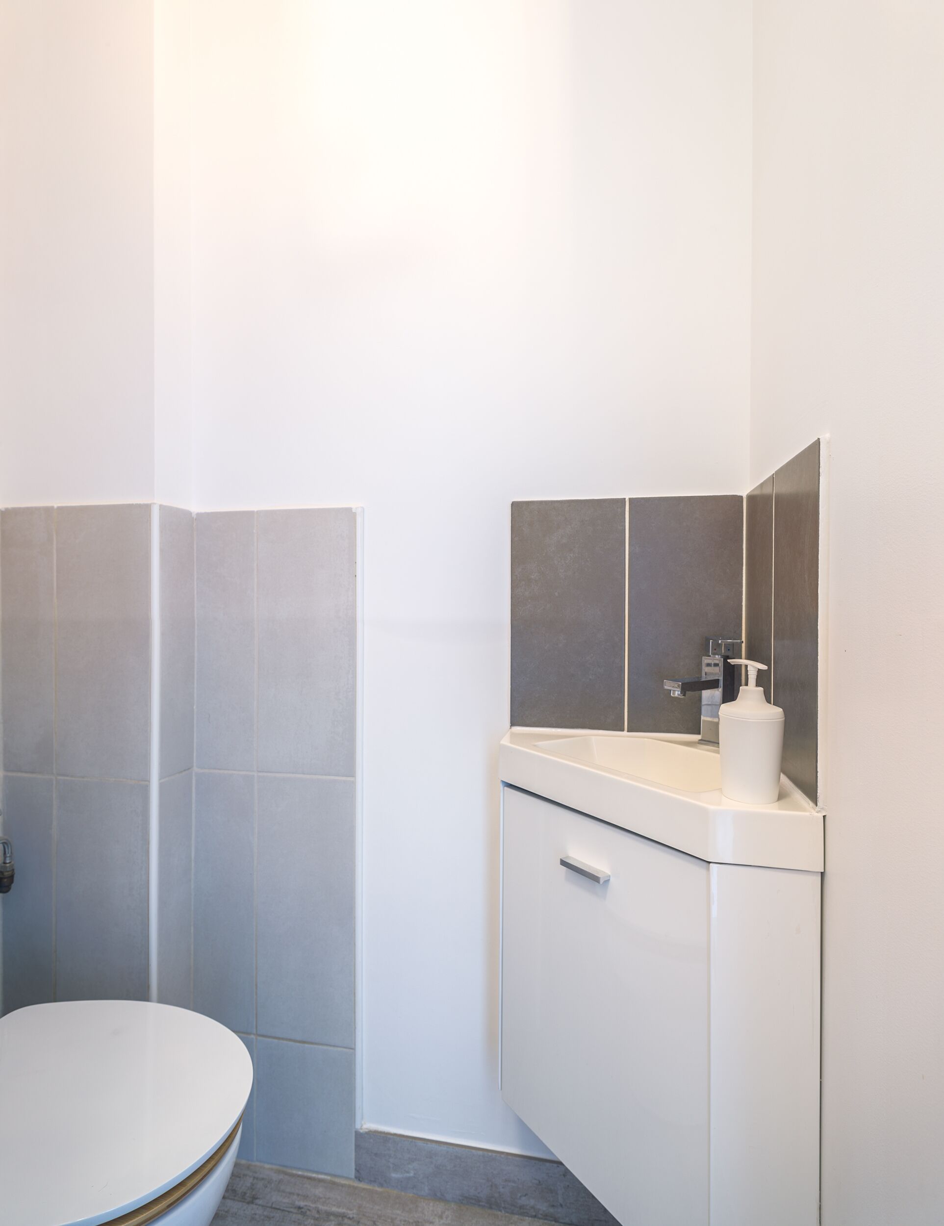 Ein Badezimmer mit Toilette, Waschbecken und Spiegel.