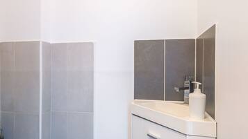 Ein Badezimmer mit Toilette, Waschbecken und Spiegel.