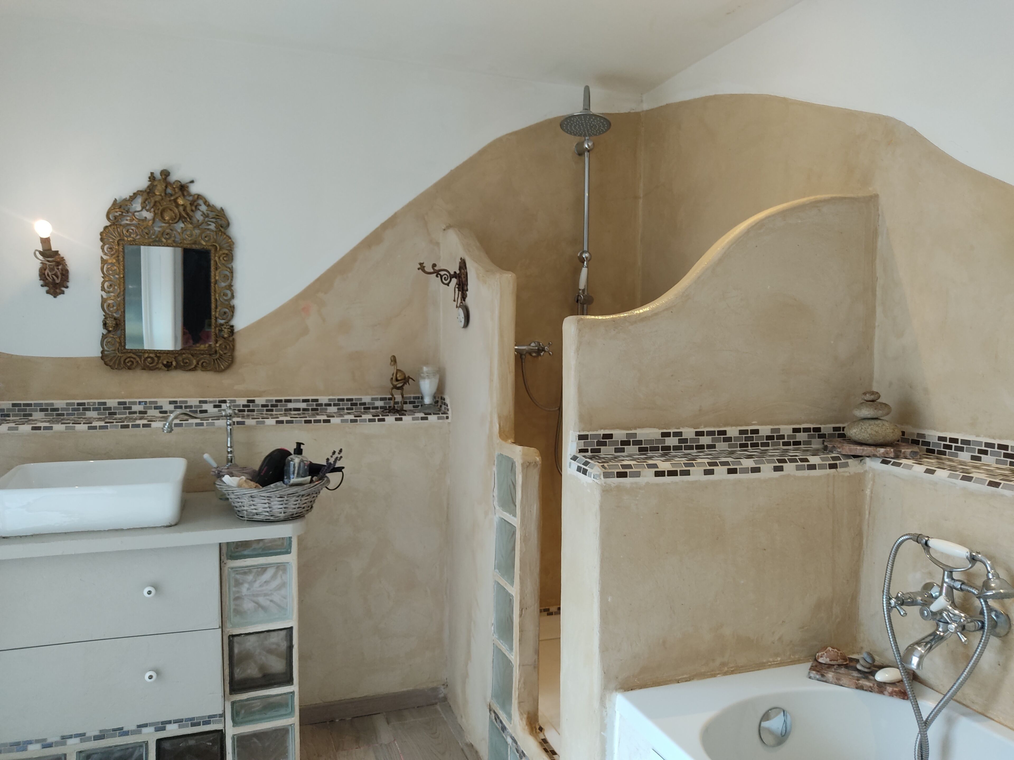 Ensemble douche/baignoire, sèche-cheveux, serviettes fournies, savon