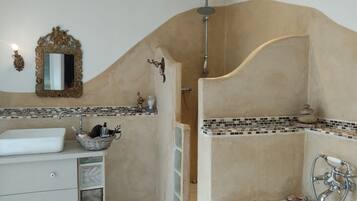 Ensemble douche/baignoire, sèche-cheveux, serviettes fournies, savon