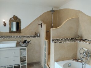 Kombinert dusj/badekar, hårføner, håndklær og såpe