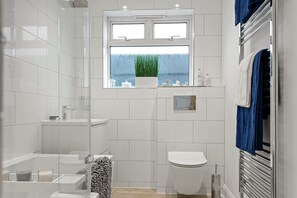 Combined shower/tub - Luxury 2 Bedroom Apartment in Kettering (Kettering)