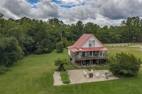 Peaceful Cabin w/ Large Lake and pool - 132 acres.