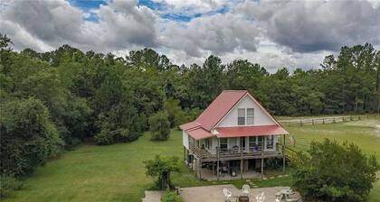 Peaceful Cabin w/ Large Lake and pool - 132 acres.