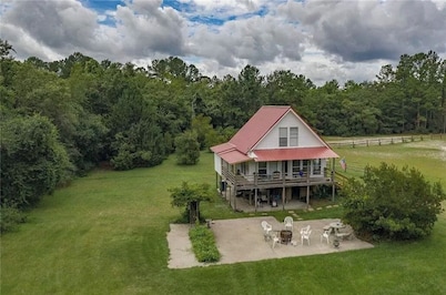 Peaceful Cabin w/ Large Lake and pool - 132 acres.