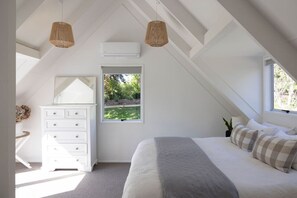 4 quartos, escrivaninha, ferros/tábuas de passar roupa