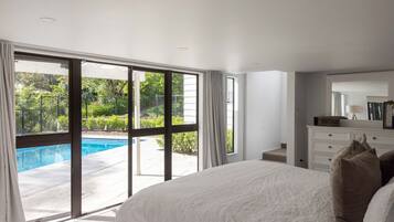 4 bedrooms, desk, iron/ironing board, free WiFi