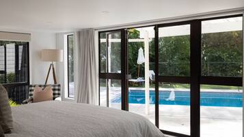 4 bedrooms, desk, iron/ironing board, free WiFi