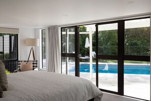 4 quartos, escrivaninha, ferros/tábuas de passar roupa