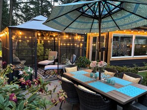 Outdoor dining - Lux Bear Mountain 2 Bedroom - Rainforest View -  Vacation Home, Sleeps 4 (Victoria)