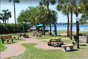 Outdoor dining - Destin West Gulf 405 Oceanview and Beach Service (Fort Walton Beach)