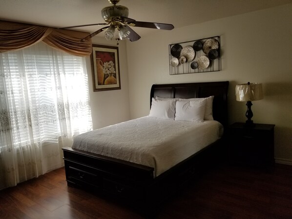 2 chambres, fer et planche à repasser, Wi-Fi gratuit, draps fournis