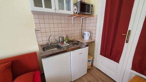 Frigorífico, microondas, placa de cocina y utensilios de cocina