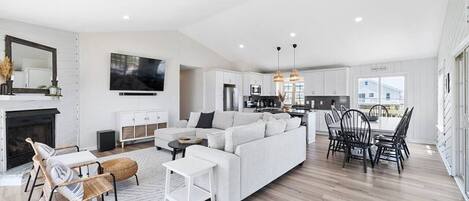 Téléviseur connecté, table de ping-pong, livres, chaßne audio