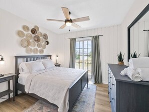 7 habitaciones, escritorio y tabla de planchar con plancha 
