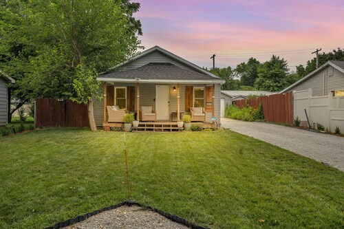 3031 W Olive St · Cheerful 2-Bedroom w/ convenient Expressway access