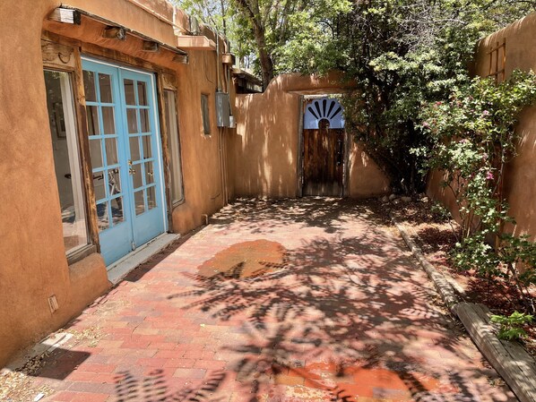 Property grounds - Charming adobe pied-à-terre walking distance to everything. (Santa Fe)