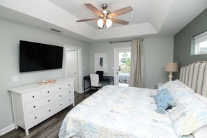 4 habitaciones, escritorio y tabla de planchar con plancha 