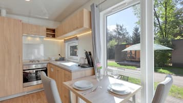 KĂŒhlschrank, Herdplatte, Wasserkocher mit Kaffee-/Teezubehör