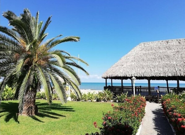 Praia particular, areia branca, bar na praia 