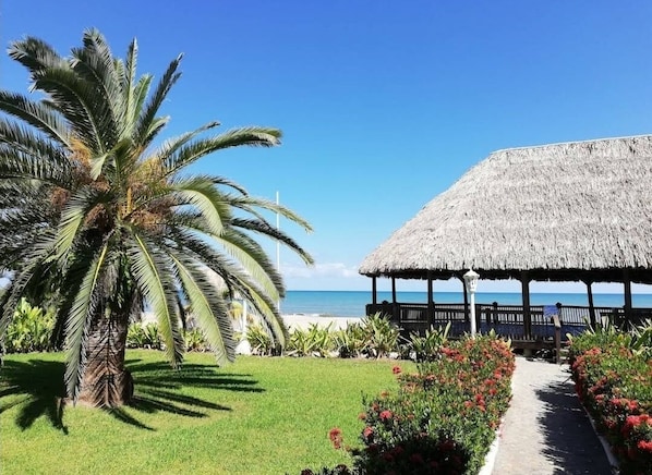 Playa privada, arena blanca, bar en la playa