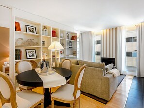 Room - UD Rambla Suites Pool 61D 1BR Suite (Barcelona)