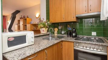 Een microgolfoven, een oven, een broodrooster, een kinderstoel