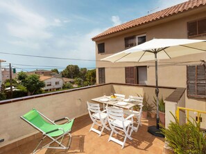 Outdoor dining - Stunning  villa for 5 people with WIFI, TV and terrace (Calafell)