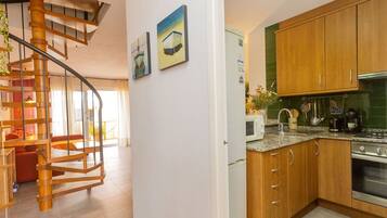 Een microgolfoven, een oven, een broodrooster, een kinderstoel