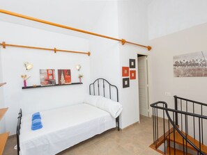 3 habitaciones, tabla de planchar con plancha y cuna de viaje 
