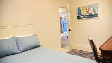 2 habitaciones, escritorio y tabla de planchar con plancha