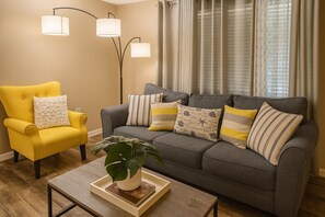 Een smart-tv en een computerscherm