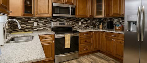 Jääkaappi, mikroaaltouuni, uuni, liesi