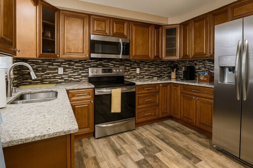 Modern Peaceful Getaway•9 Min to Beach•Fast Wi-Fi