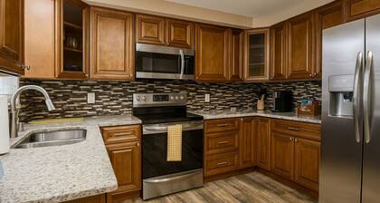 Modern Peaceful Getaway•9 Min to Beach•Fast Wi-Fi